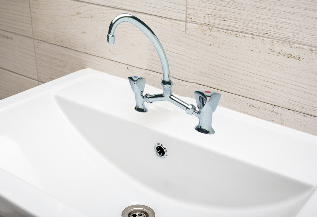 Απεικονίζεται η μπαταρία τοποθετημένη σε ένα μπάνιο